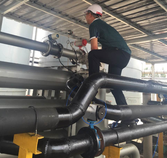 燁立工程師在現(xiàn)場調(diào)試安裝